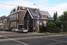 904927 Gezicht op het huis Zonstraat 1 (voormalige wachterswoning 48a aan de Oosterspoorweg) te Utrecht.